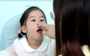 小孩四歲半說話結(jié)巴怎么辦？
