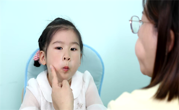 小孩大舌頭，說話不清楚怎么辦？
