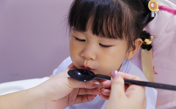 教孩子說話時為什么要先教孩子用手勢表達？